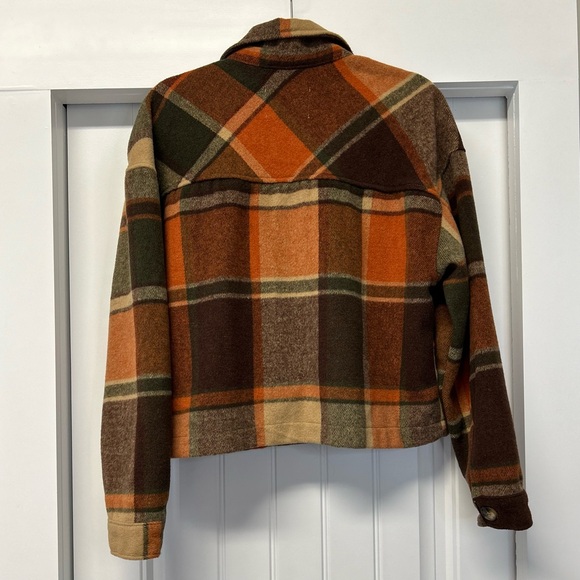 Ashley Outerwear Woman’s Cropped Shacket Brown Orange Plaid Chore Pockets Size L - Picture 3 of 8